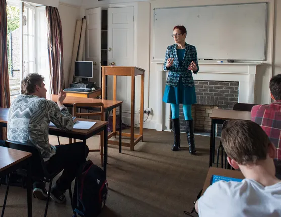 Tutor presenting to the class.