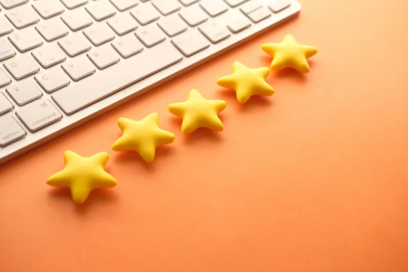 5 yellow stars beneath a computer keyboard