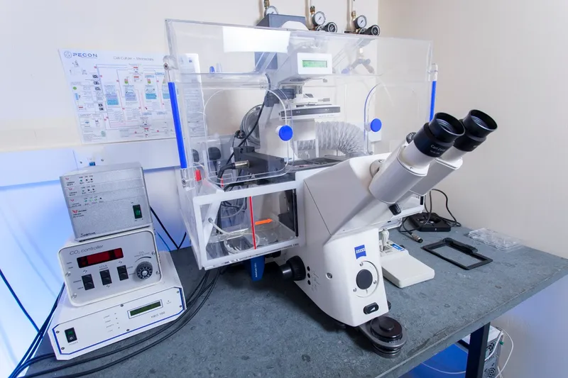 Microscope for imaging living cells