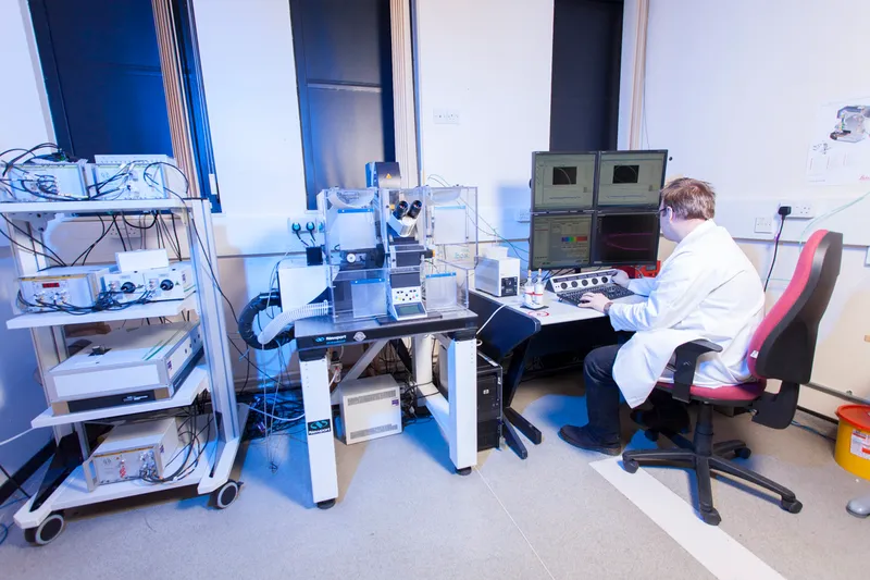 staff member using Leica SP5 confocal microscope