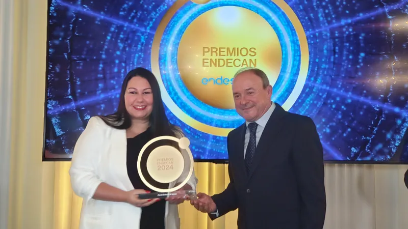 Ariadna Calcines Rosario receiving the ENDECAN Award