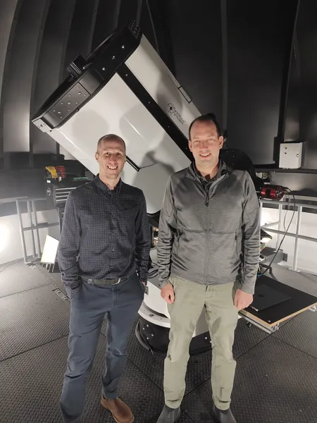 Prof Osborn (Durham) and Prof Bennet (ANU) in front of ANU telescope