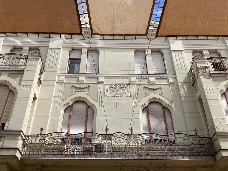 Photograph showing the façade of a building with a plaque showing the year 1905