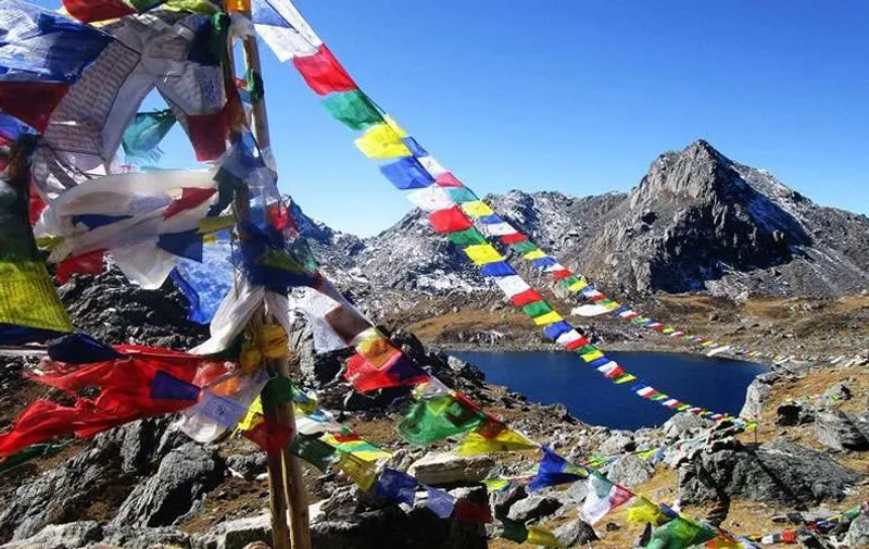 gosaikunda-lake-and-prayer-flags-2