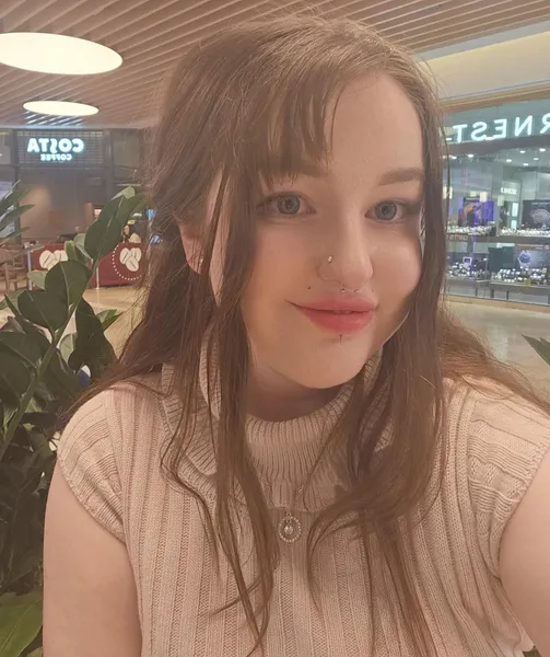 brown hair girl selfie