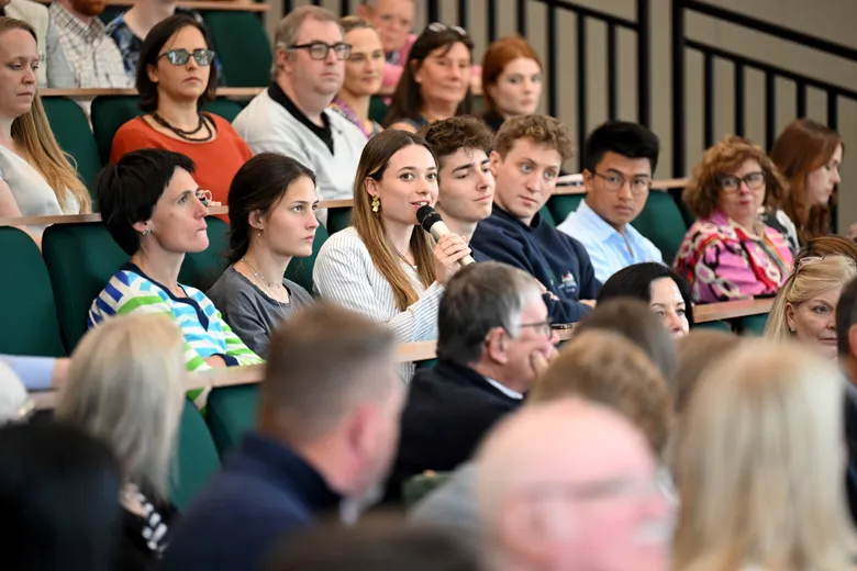 Student asks a question at the chancellor in conversation event